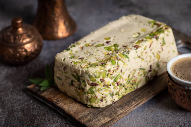 حلوا ارده کرمی نرم تهیه شده از دانه کنجد خالص